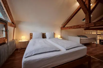 Ein Bett oder Betten in einem Zimmer der Unterkunft Lakeside Tiny House Brienz