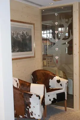 Ein Sitzbereich in der Unterkunft Ferienwohnung Hirschen