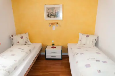 Ein Bett oder Betten in einem Zimmer der Unterkunft Ferienwohnung Hirschen