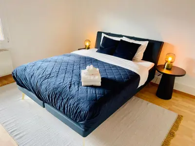 Ein Bett oder Betten in einem Zimmer der Unterkunft -The Urbanist- Lakeview Free Parking 2BD Fast WiFi