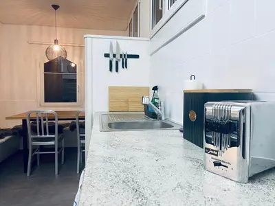 Küche/Küchenzeile in der Unterkunft -The Urbanist- Lakeview Free Parking 2BD Fast WiFi