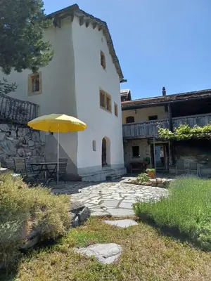 Das Gebäude in dem sich das Ferienhaus befindet