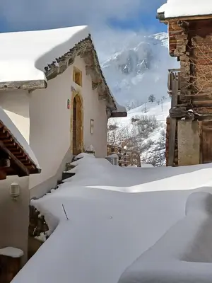 Ein allgemeiner Bergblick oder ein Berglick von des Ferienhauses aus