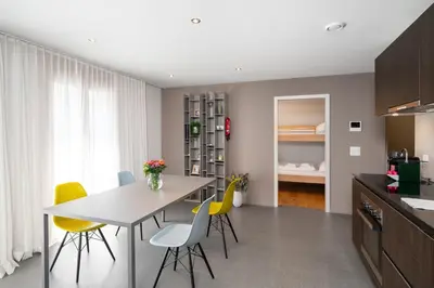 Küche/Küchenzeile in der Unterkunft Modern City Apartments