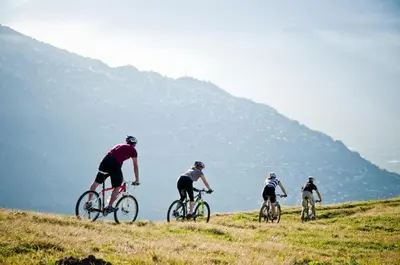 Radfahren an der Unterkunft Cosy studio for 4 near ski lift, MELEZES K22 oder in der Nähe