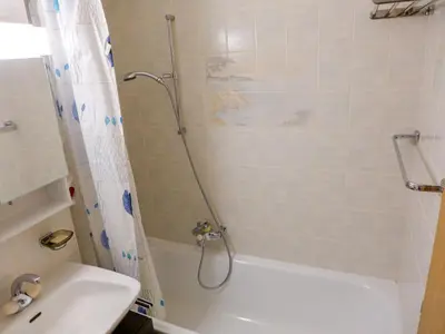 Ein Badezimmer in der Unterkunft Apartment Le Torrent 1 by Interhome