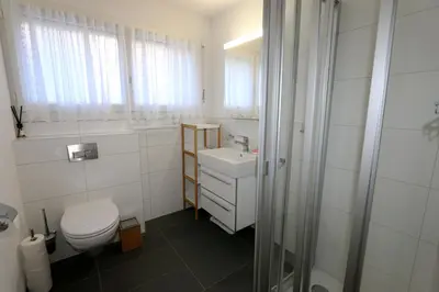 Ein Badezimmer in der Unterkunft Perrine Garden - Cozy Central Apartment with Private Garden