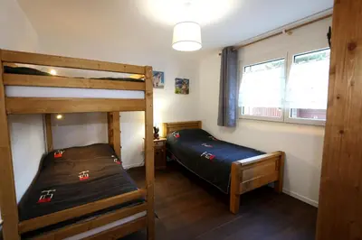 Ein Bett oder Betten in einem Zimmer der Unterkunft Perrine Garden - Cozy Central Apartment with Private Garden