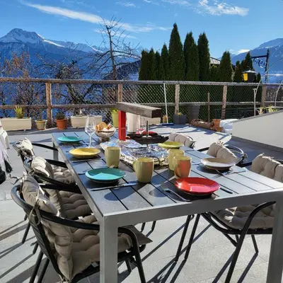 Ein allgemeiner Bergblick oder ein Berglick von der Ferienwohnung aus