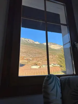 Ein allgemeiner Bergblick oder ein Berglick von des Ferienhauses aus