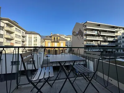 Ein Balkon oder eine Terrasse in der Unterkunft Sion Central Station proche toutes commodites