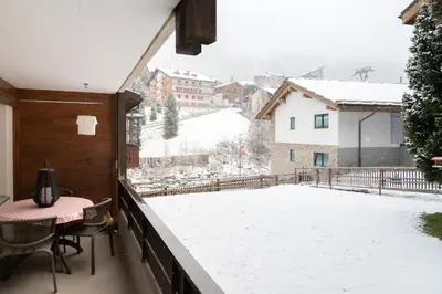 Snowflake-Ski in & out next to Matterhorn Express im Winter