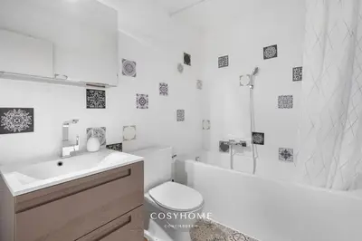 Ein Badezimmer in der Unterkunft Au Bon Cœur l Golf l View l By CosyHome