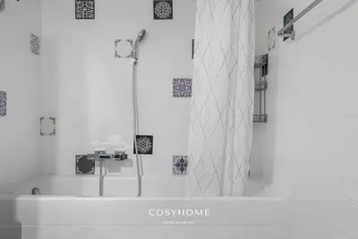 Ein Badezimmer in der Unterkunft Au Bon Cœur l Golf l View l By CosyHome