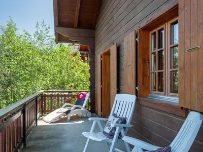 Ein Balkon oder eine Terrasse in der Unterkunft Chalet Anusach by Interhome