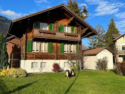 Das Gebäude in dem sich das Ferienhaus befindet
