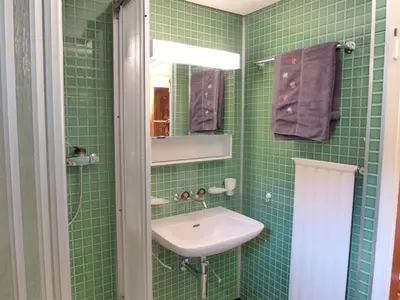 Ein Badezimmer in der Unterkunft Holiday Home Chalet Dori by Interhome