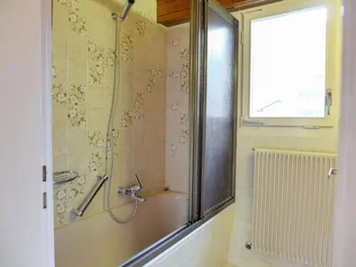 Ein Badezimmer in der Unterkunft Holiday Home Chalet Dori by Interhome
