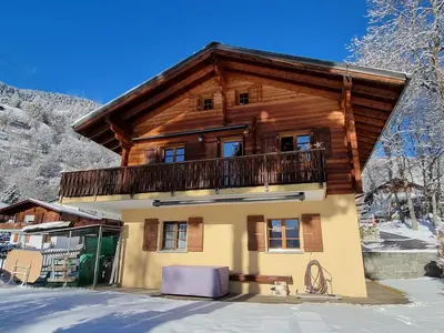 Das Gebäude in dem sich das Ferienhaus befindet