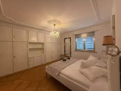 Ein Bett oder Betten in einem Zimmer der Unterkunft Chalet Maithili Lauterbrunnen -152-Year-Old Majestic Chalet