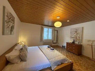 Ein Bett oder Betten in einem Zimmer der Unterkunft Chalet Maithili Lauterbrunnen -152-Year-Old Majestic Chalet