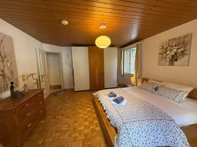 Ein Bett oder Betten in einem Zimmer der Unterkunft Chalet Maithili Lauterbrunnen -152-Year-Old Majestic Chalet