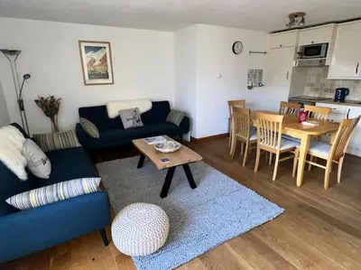Ein Sitzbereich in der Unterkunft Apartment in Wengen - Amazing views, centrally located by train station