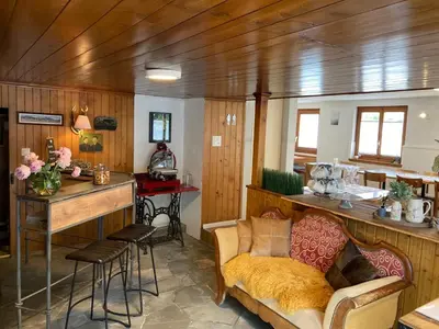 Ein Sitzbereich in der Unterkunft Täschalp Restaurant&Lodge