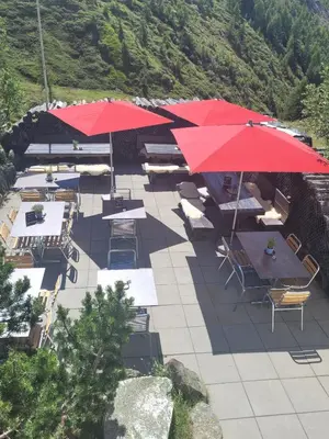 Das Gebäude in dem sich die Lodge befindet