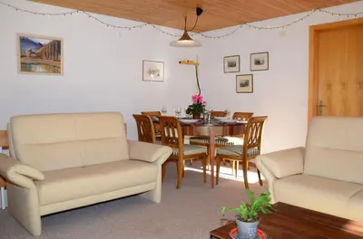 Ein Sitzbereich in der Unterkunft Charming and cosy apartment (sleeps 4-6 people) in a beautiful mountain village