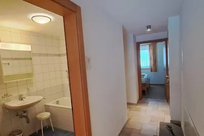 Ein Badezimmer in der Unterkunft Grosses Moos 22 - Spacious 2-Bedroom flat with