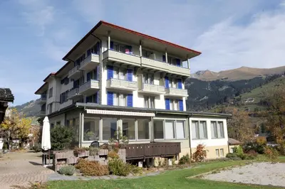 Ein allgemeiner Bergblick oder ein Berglick von des Aparthotels aus