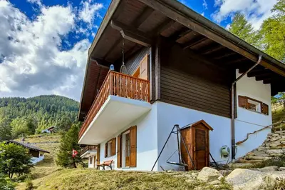 Ein allgemeiner Bergblick oder ein Berglick von des Chalets aus