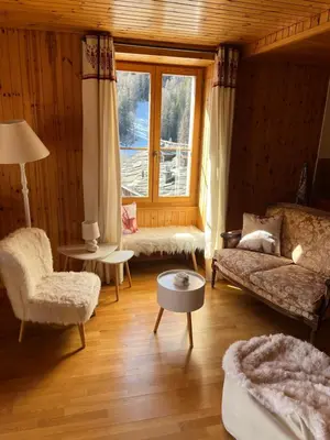 Ein Sitzbereich in der Unterkunft Heida, studio ensoleillé au village avec magnifique vue sur la Dent-Blanche