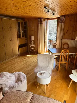 Ein Sitzbereich in der Unterkunft Heida, studio ensoleillé au village avec magnifique vue sur la Dent-Blanche
