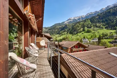 Ein allgemeiner Bergblick oder ein Berglick von des Chalets aus
