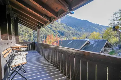 Ein allgemeiner Bergblick oder ein Berglick von des Chalets aus