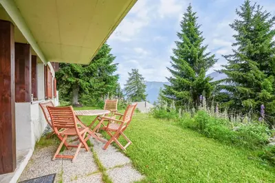 Ein Garten an der Unterkunft Chalet Lieke Parterre