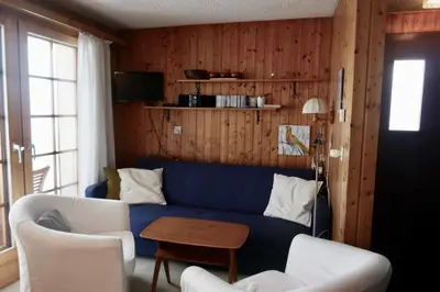 Ein Sitzbereich in der Unterkunft Chalet Lieke Parterre