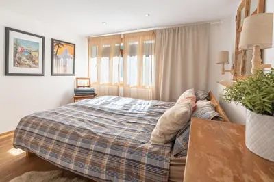 Ein Bett oder Betten in einem Zimmer der Unterkunft Alphubel Apartment Täsch by HomeFlow