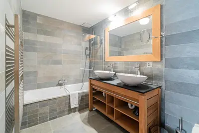 Ein Badezimmer in der Unterkunft Haus Whymper by Zermatt Premium Apartments