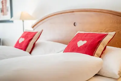 Ein Bett oder Betten in einem Zimmer der Unterkunft Haus Whymper by Zermatt Premium Apartments