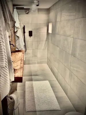 Ein Badezimmer in der Unterkunft Luxury & Cosy 3.5 rooms apartment in almost 300 years old Chalet