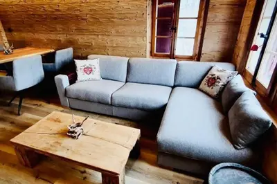 Ein Sitzbereich in der Unterkunft Luxury & Cosy 3.5 rooms apartment in almost 300 years old Chalet