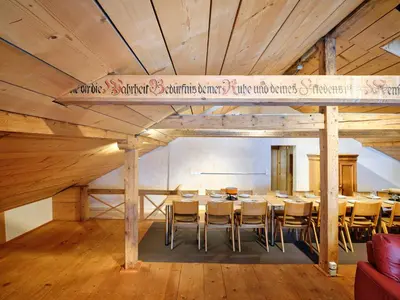 Ein Restaurant oder anderes Speiselokal in der Unterkunft Gruppenwohnung Allegra
