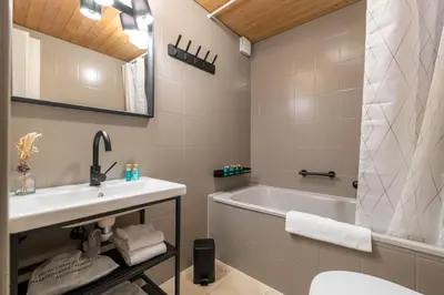Ein Badezimmer in der Unterkunft The Eiger Express Apartment - GRINDELHOMES