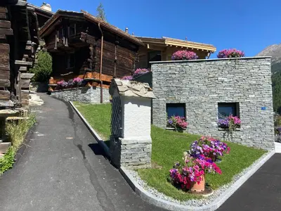 Ein Garten an der Unterkunft Chalet Coral und Zermatter Stadel