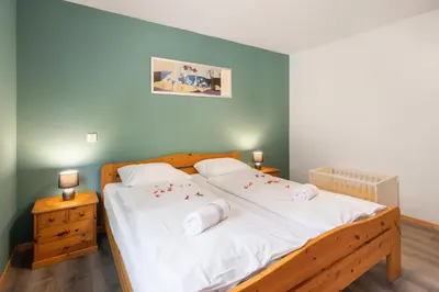 Ein Bett oder Betten in einem Zimmer der Unterkunft Between Lakes Apartments - 58