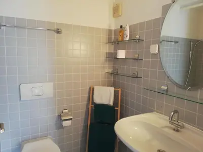 Ein Badezimmer in der Unterkunft Family room by Interlaken Parking