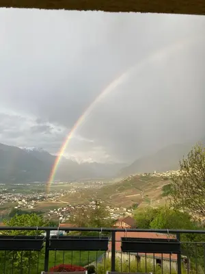 Ein allgemeiner Bergblick oder ein Berglick von des Privatzimmers aus